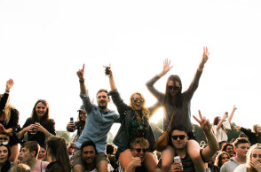 Φίλοι διασκεδάζουν