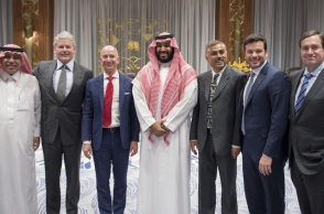 Ο Τζεφ Μπέζος στη Σαουδική Αραβία με τον Mohammad bin Salman © Pool / Bandar Algaloud/Anadolu Agency/Getty Images