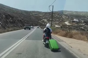 Μύκονος: Τουρίστας έσερνε με σκούτερ βαλίτσα με ροδάκια - Κυκλοφορούσαν σε κεντρικό δρόμο του νησιού με την αποσκευή δεμένη στο πίσω μέρος της μηχανής.