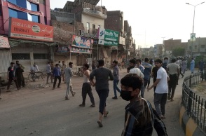 Πακιστάν: Ένοπλοι αναπτύχθηκαν για να φρουρήσουν χριστιανούς πακιστανούς πολίτες αφού μουσουλμανικός όχλος πυρπόλησε εκκλησίες.