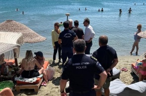 Έφοδος στις παραλίες της Τήνου - Συνολικά 3.000 τ.μ. αιγιαλού και παραλιών «απελευθερώνονται» - Στο αυτόφωρο οδηγήθηκε επιχειρηματίας.