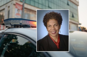 ΗΠΑ: Μια γυναίκα συνελήφθη στο Τέξας επειδή απείλησε τη ζωή της δικαστή στη δίκη του Ντόναλντ Τραμπ - Άφηνε ρατσιστικά μηνύματα στο γραφείο της Τάνια Τσάτκαν.