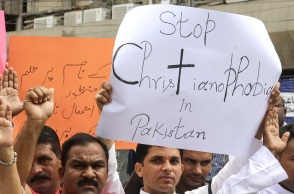 Πακιστάν: Δύο χριστιανοί κρατούνται για βλασφημία, μετά το κάψιμο εκκλησιών από οργισμένα πλήθη μουσουλμάνων - Συνεχίζεται το κύμα βίας.