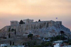 «Ματωμένος» ο ουρανός της Αττικής από τις φωτιές