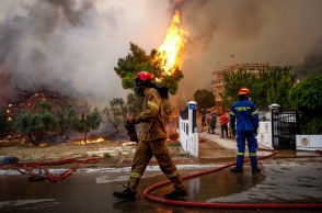 Πυροσβέστης σε σημείο όπου έχει πάρει φωτιά