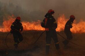 Πυροσβέστες επιχειρούν στο μέτωπο της Πάρνηθας