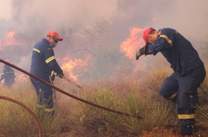 Πυροσβέστες στο σημείο όπου έχει ξεσπάσει φωτιά έχουν δώσει μάχη για την κατάσβεση