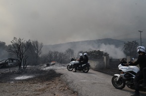 Αστυνομικοί σε σημείο από όπου έχει περάσει η φωτιά στην Πάρνηθα