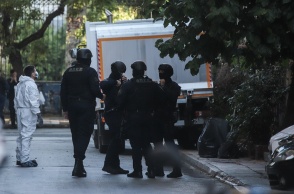 Αστυνομική επιχείρηση σε υπό κατάληψη κτίρια στο κέντρο της Αθήνας