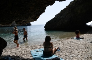 Λουόμενοι σε ελεύθερη παραλία στην Εύβοια