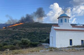 Φωτιά καίει σε πλαγιά κοντά σε εκκλησάκι στην Άνδρο