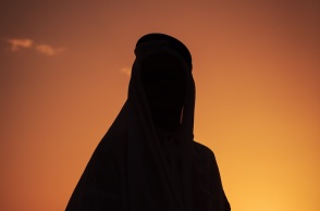 Γυναίκα φορά αμπάγια