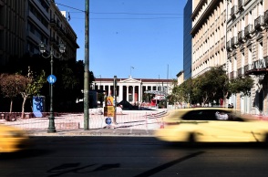 Δήμος Αθηναίων: Καμία άδεια για τραπεζοκαθίσματα στη νέα Πανεπιστημίου  - Ανακαλούνται και οι υφιστάμενες με απόφαση του δημοτικού συμβουλίου.