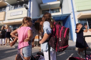 Παιδιά με τα σακίδιά τους πρώτη ημέρα στο σχολείο