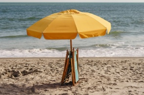 Ομπρέλα και ξαπλώστρες μαζεμένα σε παραλία