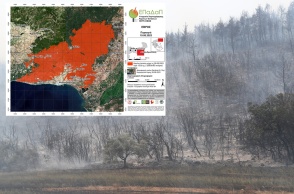 Καμένα δέντρα σε έκταση και αριστερά στη φωτογραφία η απεικόνιση του ΑΠΘ για τις καμένες εκτάσεις από τις φωτιές στον Έβρο