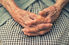 Τα χέρια ηλικιωμένης γυναίκας