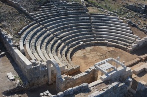 Υπουργείο Πολιτισμού: Αποκαταστάθηκε το αρχαίο θέατρο Πλευρώνας - Εγκαίνια υπό το φως της πανσελήνου παρουσία της Λίνας Μενδώνη.