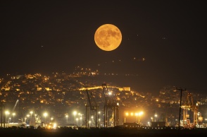 Υπερπανσέληνος Αυγούστου πάνω από τη Θεσσαλονίκη