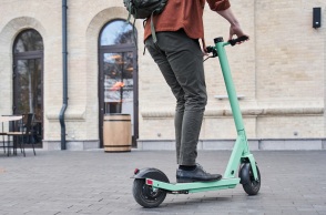 Γαλλία: Τελευταία ημέρα για τα ηλεκτρικά πατίνια στους δρόμους του Παρισιού - Τα ποδήλατα έτοιμα να πάρουν τη σκυτάλη - Η επιχειρηματολογία υπέρ και κατά.