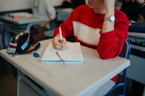 Μαθήτρια σε τάξη