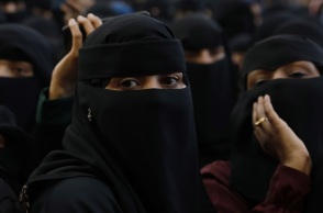 Εμανουέλ Μακρόν: «Πρέπει να είμαστε ανυποχώρητοι» στην απαγόρευση της αμπάγιας στο σχολείο - Οι θρησκευτικές πεποιθήσεις στο γαλλικό εκπαιδευτικό σύστημα.