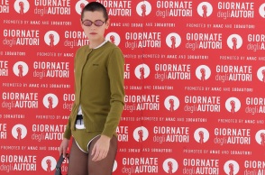 Έμα Κόριν: Η απελευθερωτική εμφάνιση στο κόκκινο χαλί του Φεστιβάλ Βενετίας - Η non-binary σταρ του «The Crown» ποζάρει φορώντας εσώρουχο.  