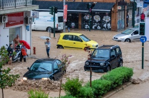 Πλημμυρισμένος δρόμος στον Βόλο - Αυτοκίνητα πνιγμένα στα νερά από την κακοκαιρία Daniel