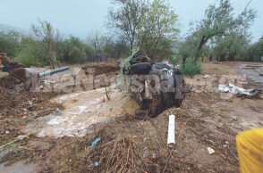Όχημα αναποδογυρισμένο σε ρέμα στον Βόλο που πλήττεται από την κακοκαιρία Daniel