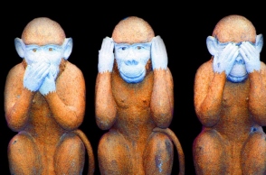 Ο Μάνος Βουλαρίνος γράφει για την ασυδοσία στην Ελλάδα, την επιβολή της νομιμότητας και την απροθυμία της πολιτείας.