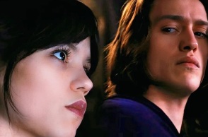 «Wednesday»: Ο ηθοποιός Πέρσι Χάινς Γουάιτ κατηγορείται για σεξουαλική επίθεση - Φέρεται να έχει αποσυρθεί από τον δεύτερο κύκλο της σειράς του Netflix.