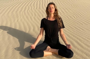 Ζιζέλ κάνει γιόγκα 