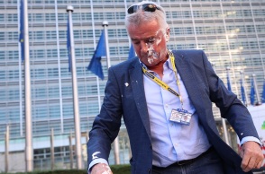 Ακτιβιστές υπέρ του περιβάλλοντος πέταξαν στον διευθύνοντα σύμβουλο της Ryanair τάρτα με κρέμα - Διαμαρτυρία για τις εκπομπές άνθρακα της αεροπορικής εταιρείας.