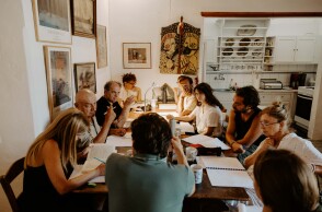 Στιγμιότυπο από τις πρώτες αναγνώσεις στην Άνδρο για το "Έγκλημα και τιμωρία" που σκηνοθετεί ο Δημήτρης Τάρλοου στο θέατρο Πορεία