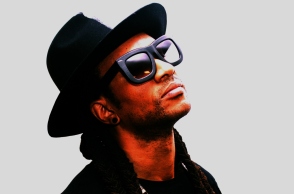 Maxim: Συνέντευξη με τον frontman των The Prodigy πριν την παρουσίαση της έκθεσης «Infinite Drama Athens» από τη The Blender Gallery και τη Varvara Roza Galleries στην Αθήνα.