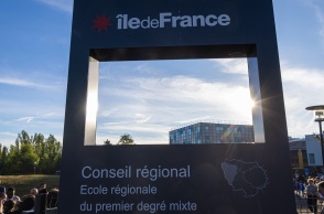  Γαλλία: Ένας πατέρας κατηγορείται ότι απείλησε να σκοτώσει τον λυκειάρχη που απαγόρευσε στην κόρη του να παρακολουθήσει τα μαθήματα επειδή φορούσε αμπάγια.