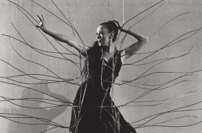 Η Μάρθα Γκράχαμ ως Μήδεια με το σκηνικό του Ισάμου Νογκούτσι στο έργο της Cave of the Heart, 1946. Κοστούμια και χορογραφία Μάρθα Γκράχαμ. Φωτογραφία © Cris Alexander. Courtesy of Martha Graham Resources.