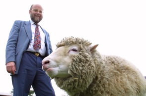 Βρετανία: Πέθανε ο «μπαμπάς» της Ντόλι, ο Βρετανός επιστήμονας Ίαν Γουίλμουτ, ο πατέρας της κλωνοποίησης - Η επαναστατική του έρευνα συνεπήρε την κοινή γνώμη.