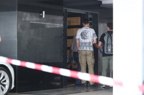 Αστυνομικοί και πολίτες έξω από το σπίτι όπου διαπράχθηκε η νέα γυναικοκτονία στην Καλαμαριά