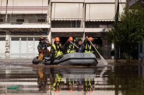 Κάτοικοι αποεγκλωβίζονται με βάρκες από τα πλημμυρισμένα σπίτια τους στη Νέα Σμύρνης Λάρισας
