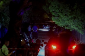 Ο τόπος του εγκλήματος στην Αρτέμιδα - Φανοί της ΕΛ.ΑΣ. στο σημείο της εν ψυχρώ εκτέλεσης των έξι Τούρκων