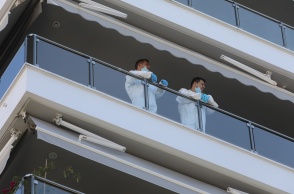 Οι αρχές στο σπίτι όπου διαπράχθηκε η γυναικοκτονία στην Καλαμαριά - Στελέχη της σήμανσης με ειδική στολή και φωτογραφική μηχανή στο στο μπαλκόνι της οικείας