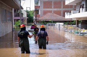 Πυροσβέστες βουτηγμένοι στα νερά από τις πλημμύρες  επιχειρούν για τη διάσωση ατόμων 