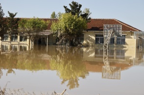 Πλημμυρισμένο προαύλιο και σχολείο στη Θεσσαλία μετά το φονικό και καταστροφικό χτύπημα της κακοκαιρίας Daniel