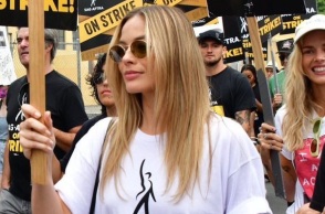 Μάργκοτ Ρόμπι: Με πλακάτ σε πορεία ηθοποιών στο Χόλιγουντ - Διαδήλωσαν για τα δικαιώματά τους σε συγκέντρωση της SAG-AFTRA.