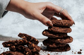 Ένας στους τέσσερις αναιρεί τα οφέλη των υγιεινών γευμάτων με ανθυγιεινά σνακ