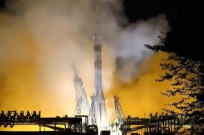 Εκτοξεύτηκε ο πύραυλος Σογιούζ που μεταφέρει δύο Ρώσους και μια Αμερικανίδα στον Διεθνή Διαστημικό Σταθμό - «Ένα σύμβολο ειρήνης και συνεργασίας».