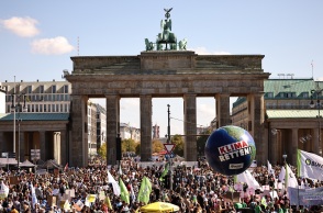 Γερμανία: Χιλιάδες διαδηλωτές στους δρόμους όλης της χώρας ζητούν από την κυβέρνηση «να κάνει περισσότερα» για να αντιμετωπιστεί η κλιματική αλλαγή.