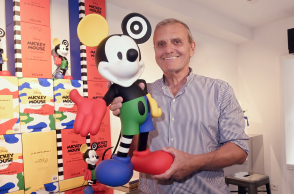 Jean-Charles de Castelbajac: Ο θρυλικός Γάλλος σχεδιαστής των χρωμάτων και της χαράς ανοίγει το σπίτι του