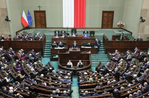 Πολωνία: Κατηγορίες για παράνομη χορήγηση αδειών παραμονής σε χιλιάδες μετανάστες - Για «το σκάνδαλο του αιώνα» μιλά ο ηγέτης της αντιπολίτευσης Ντόναλντ Τουσκ.